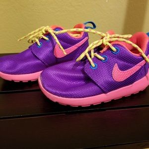 Toddler girls Nike shoes, size 6C.